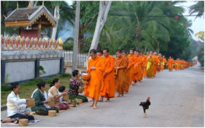 Шествие монахов Так Бат. Луанг Прабанг.