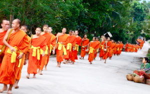 Шествие монахов Так Бат. Луанг Прабанг.