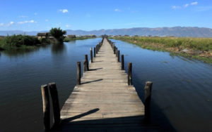 Прогулочный мост на озере Инле